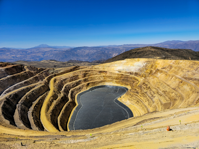 From Scorching Heat to Icy Winters: How Miners Adapt to Extreme Weather